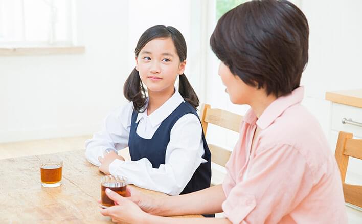 母と娘の会話のイメージ