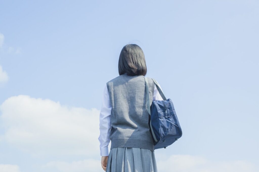 高校生の後ろ姿