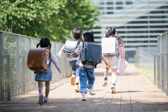 小学生の登校画像